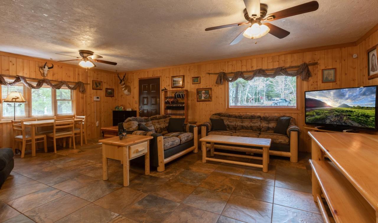 Holiday home Remington Reload By Kabino Hot Tub Firepit Roku Big Yard Driveway Grill Wifi Trails