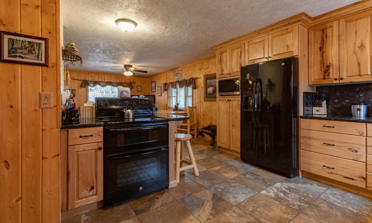 Holiday home Remington Reload By Kabino Hot Tub Firepit Roku Big Yard Driveway Grill Wifi Trails *