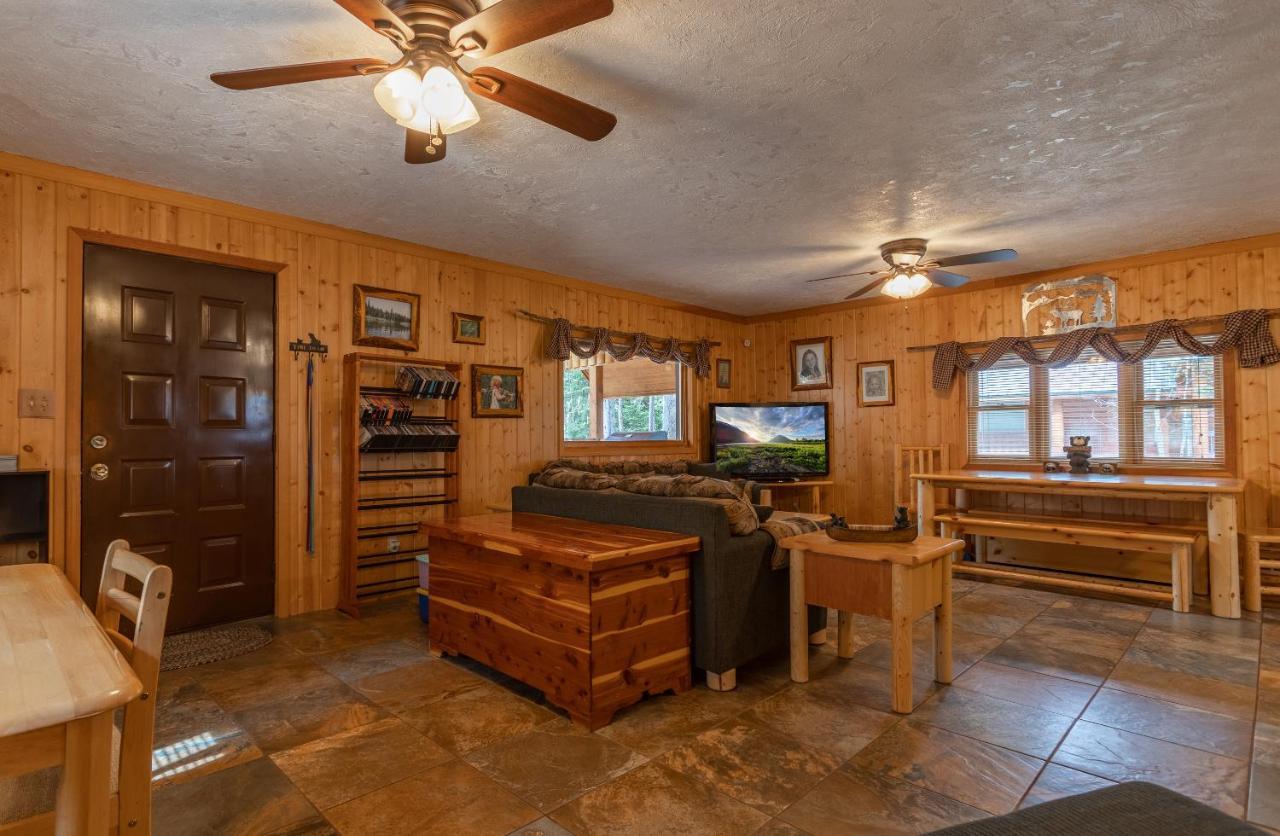 Holiday home Remington Reload By Kabino Hot Tub Firepit Roku Big Yard Driveway Grill Wifi Trails *