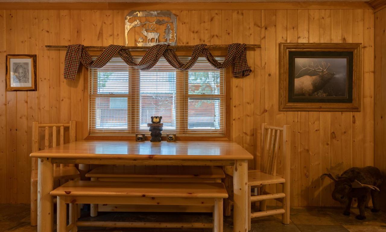 Holiday home Remington Reload By Kabino Hot Tub Firepit Roku Big Yard Driveway Grill Wifi Trails